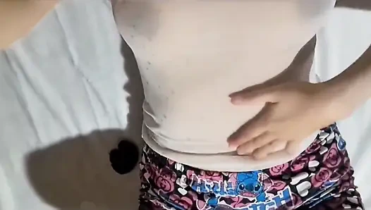 Tombul güzel kadın patlamaya neden olan döl için amını ovuyor