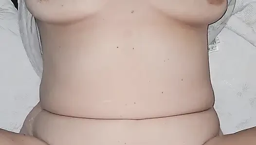 Gece geç saatlerde sikişiyor ve ağzı açık amını döllüyor