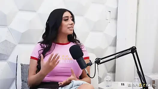 Brazzers - Kir Noir und Violet Myers machen Podcast Studio zu einem dampflichen dreier