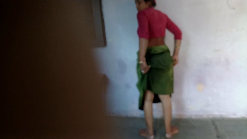 The elder sister-in-law is showing off her pussy in front of her brother-in-law in a blouse and petticoat at home, Boba is pulling it out of her bra and wanting to take her brother-in-law's cock.