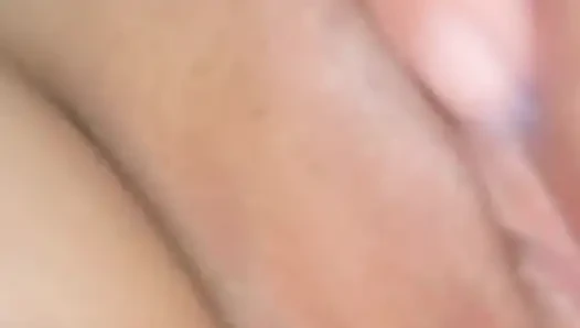 Üvey annenin yasak yarağı titreyen götüne dokunuyor