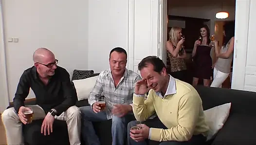Eş değiştirenler grup seks partisi sahnesi 2 grup sikiş eğlencesi