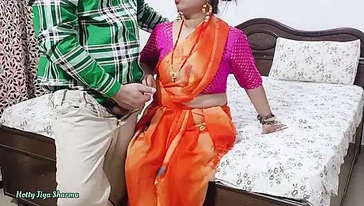 Desi bhabhi kitchen meBartan Dho rahi thi tabhi devar ne piche se bhabhi ki le li