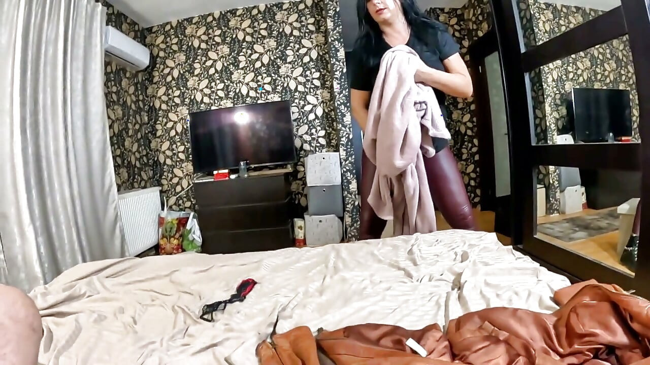 Brun läder dominerande fru tvillingsyster twist. Deepthroat, Doggy och Creampie