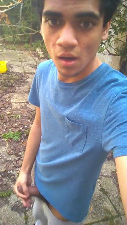 Twink with a hot face wanks outdoor