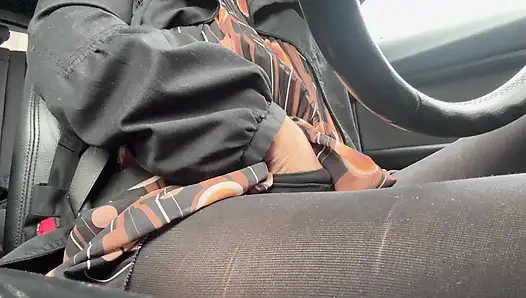 Ibu tiri yang elegan berkendara ke kantor dengan pakaian ketat dan gaun yang indah