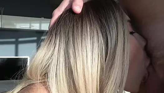 Я видела, как моя сводная сестра трахается с большим дилдо, но она не отказалась от моего