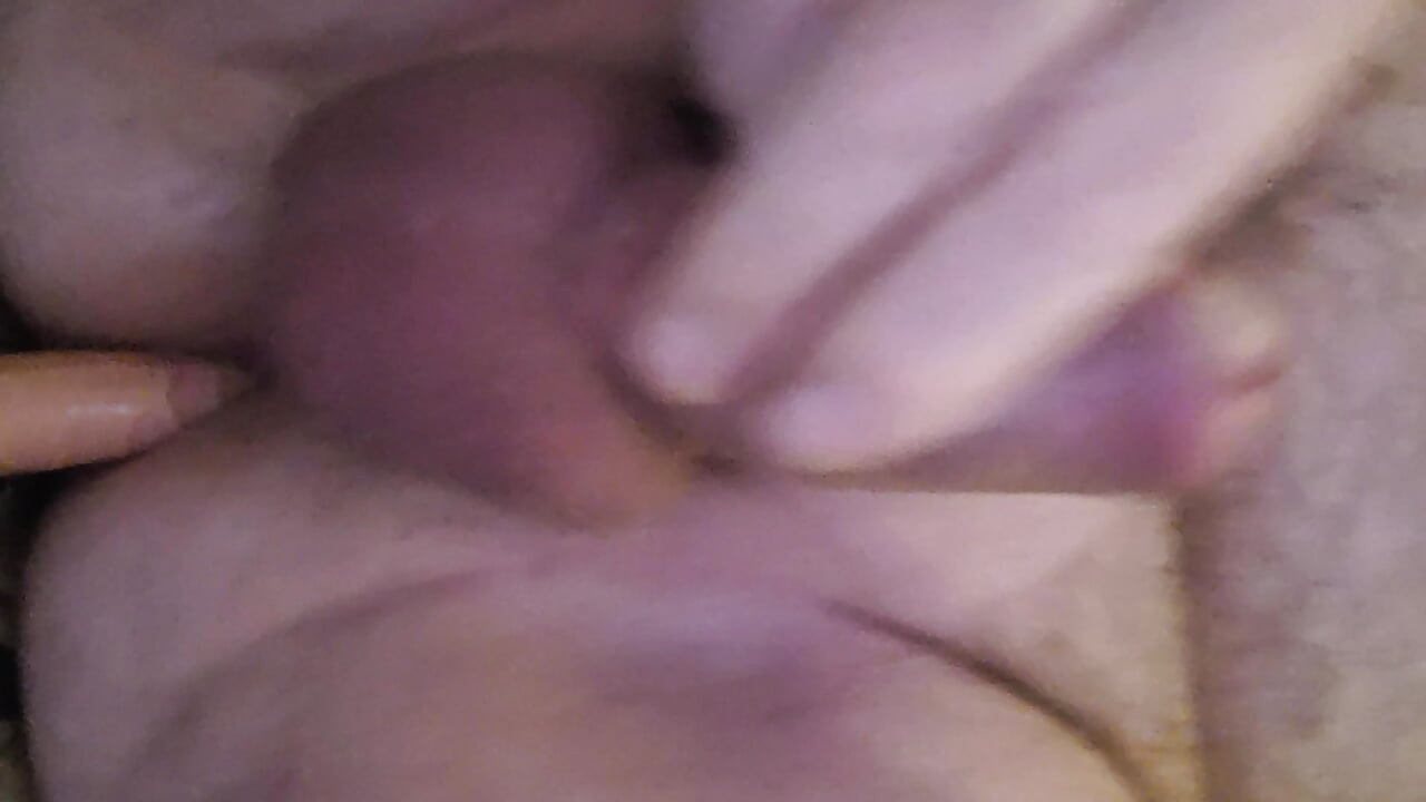 Sitter på toalettsitsen och runkar av min lilla kuk tills orgasm kommer, så skjut