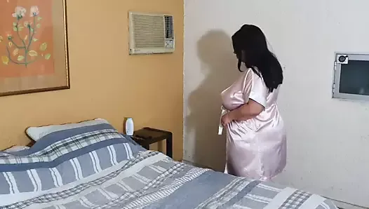 Enteado entra na cama da madrasta e a toca enquanto ela descansa