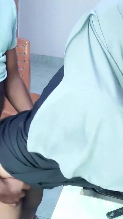 Te rog, nu ejacula în pizda mea nu vreau să rămân însărcinată chiar acum, Desi Hijabi xxx | Clip 1