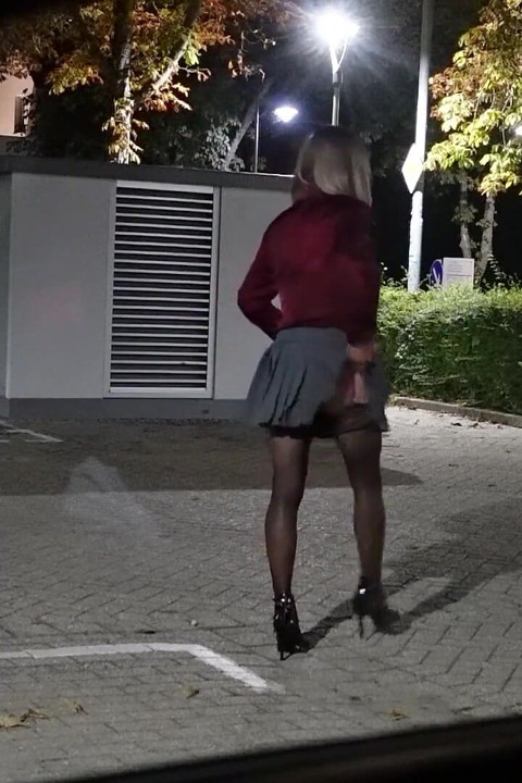 Kongkek dildo saya di tempat letak kereta dalam stoking