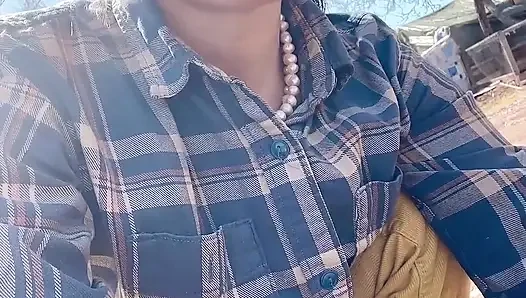 Kencing di tanah dekat roda truk