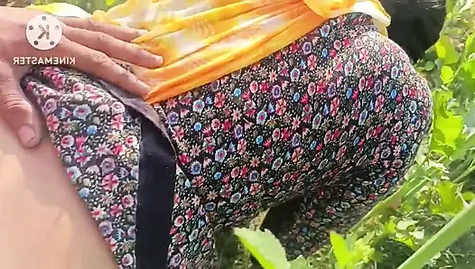 Hintli köylü kadın açık havada devar tarafından sikiliyor