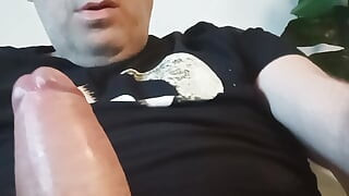 Dante Alipiedi wichst auf seinem handy mit seinem großen schwanz