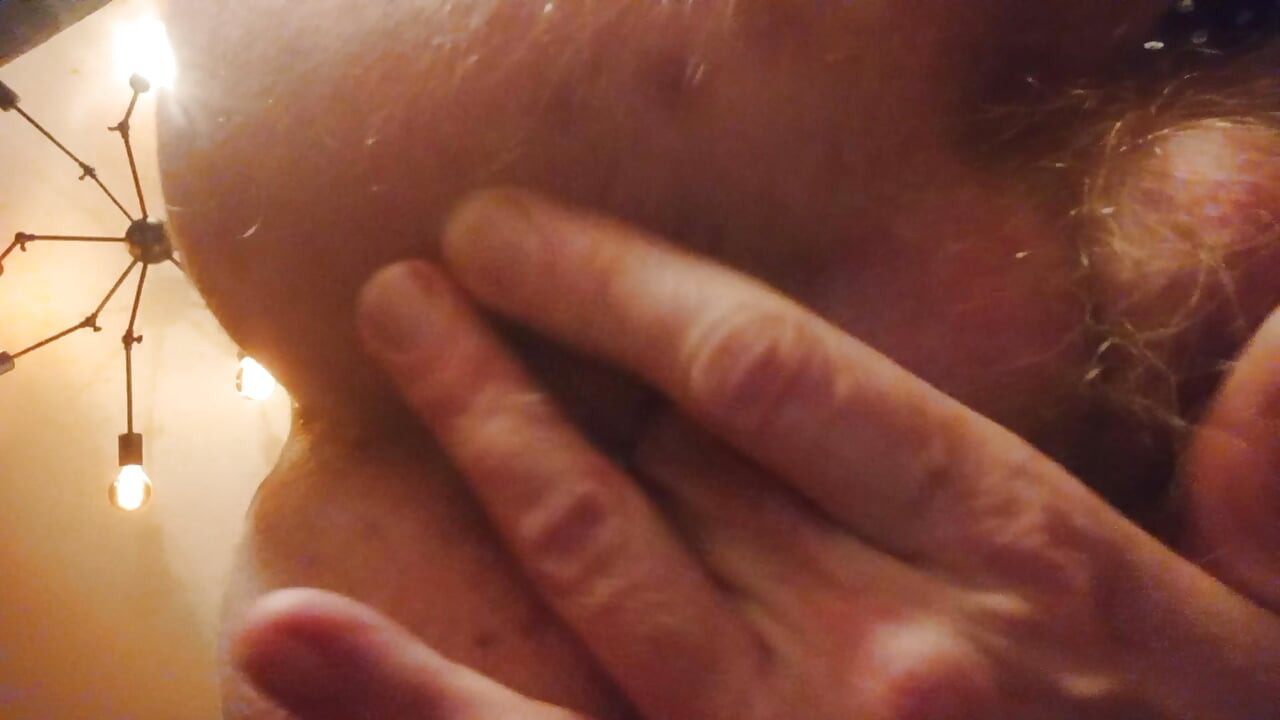 סיסי שעירה ומוזרה מציעה לך את התחת שלה