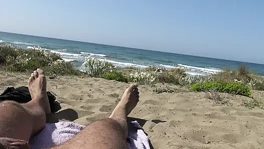 Geile französische cuckold-ehefrau lässt mich am fkk-strand ihre haarige muschi ficken