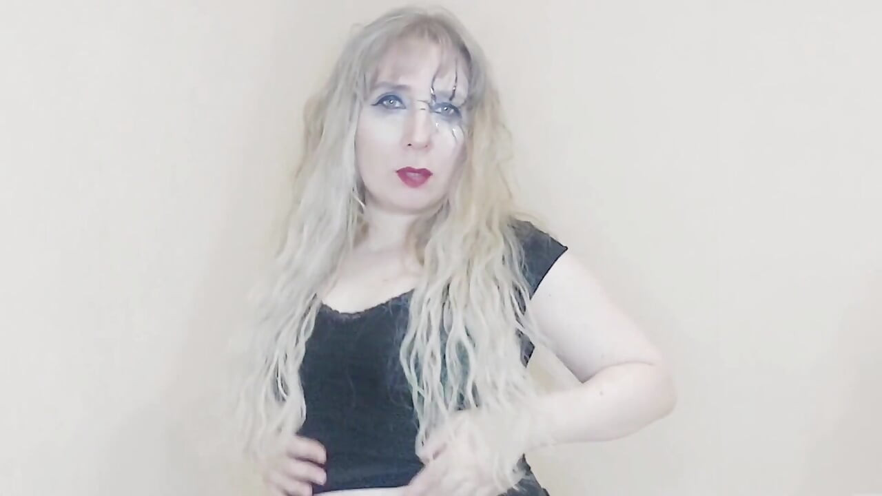 Halloween 2024 MILF βάζει εσώρουχα στο μουνί, τα βγάζει έξω και παίζει με το μουνί
