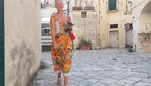 Güzel Sarışın Olgun Eş Yürüyüşten Sonra Seksten Keyif Alıyor