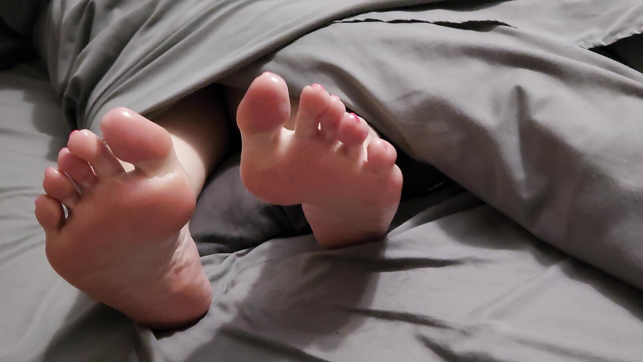 Izbliza senzualno trljanje stopala milf-ice losionom