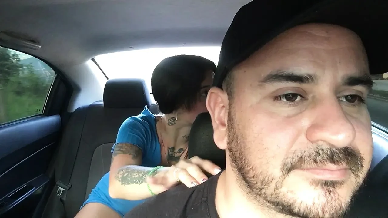 Sexy dívka masturbuje v autě řidiče Uberu