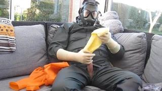 Gummihandsken in rubbergloves and rainclothes wanking