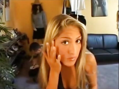 ブロンドの赤ん坊は彼女の奴隷を罰するのが大好き