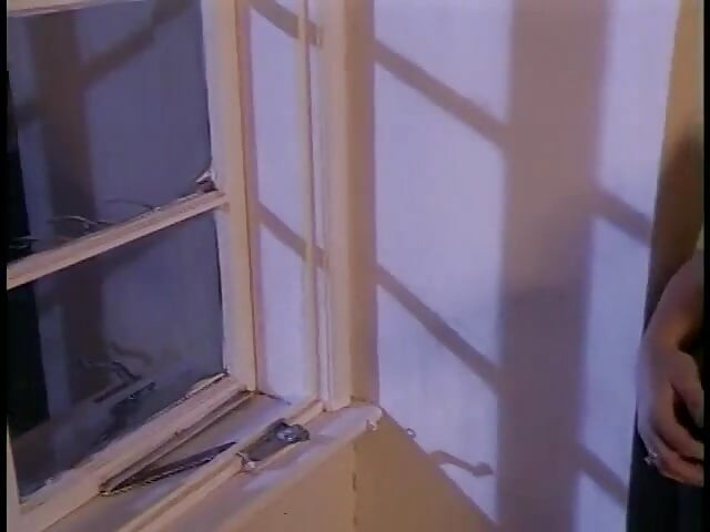 Esmer kanepede domalıyor ve amını açıyor ve kız arkadaşı tarafından yalanıyor