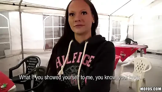 Öffentliche Pickups - sexy brünette Tschechin Sandy Ambrosia strippt und wird von Steve auf der Go-kart-Strecke mit einem Creampie-Finish gefickt
