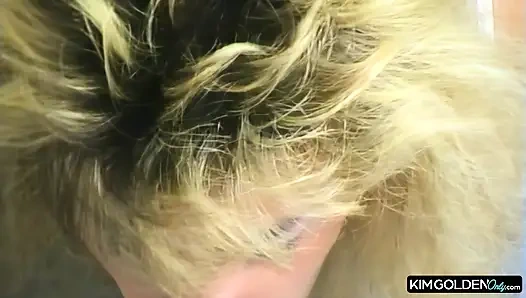 Gefesselte Blondine in wilder Bondage-Session