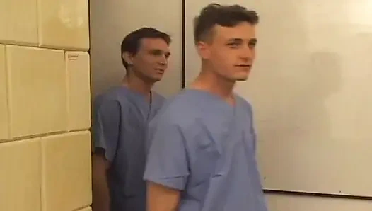 Идеальную крошку-брюнетку трахнули несколько врачей