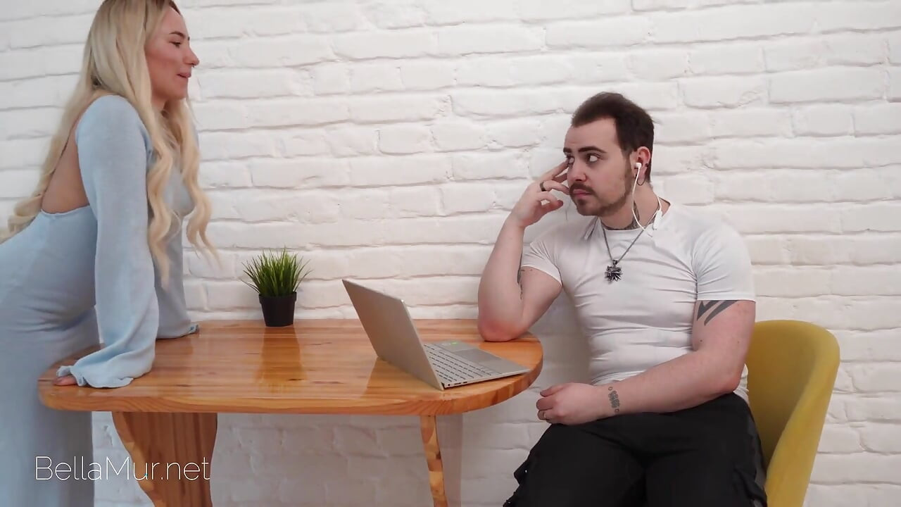 Ela não podia mais esperar! Fodendo o marido durante sua chamada de trabalho!