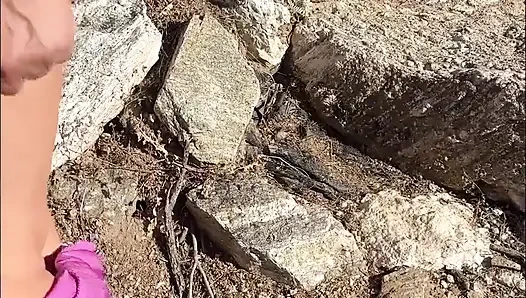 Masturbasi memek berbuluku sambil menjelajahi alam