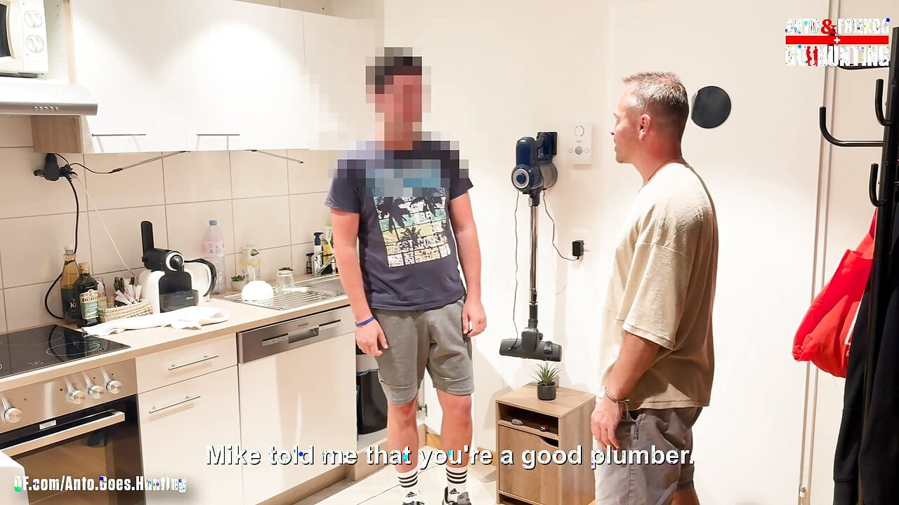 Blinkar Den Nyfikna Reparationskillen Och Suger Honom Tills Han Cums I Min Mun