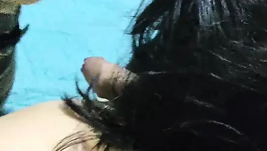 Çim biçme makinesi bana yumurtalarla muazzam bir sakso çekiyor