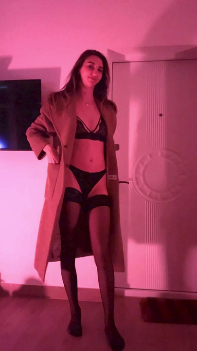 挑选了一件衣服出去🤤