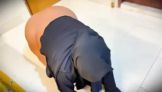 Ateşli hizmetçi ofiste patrondan anal sikişmek için büyük götünü herkesin içinde gösteriyor!