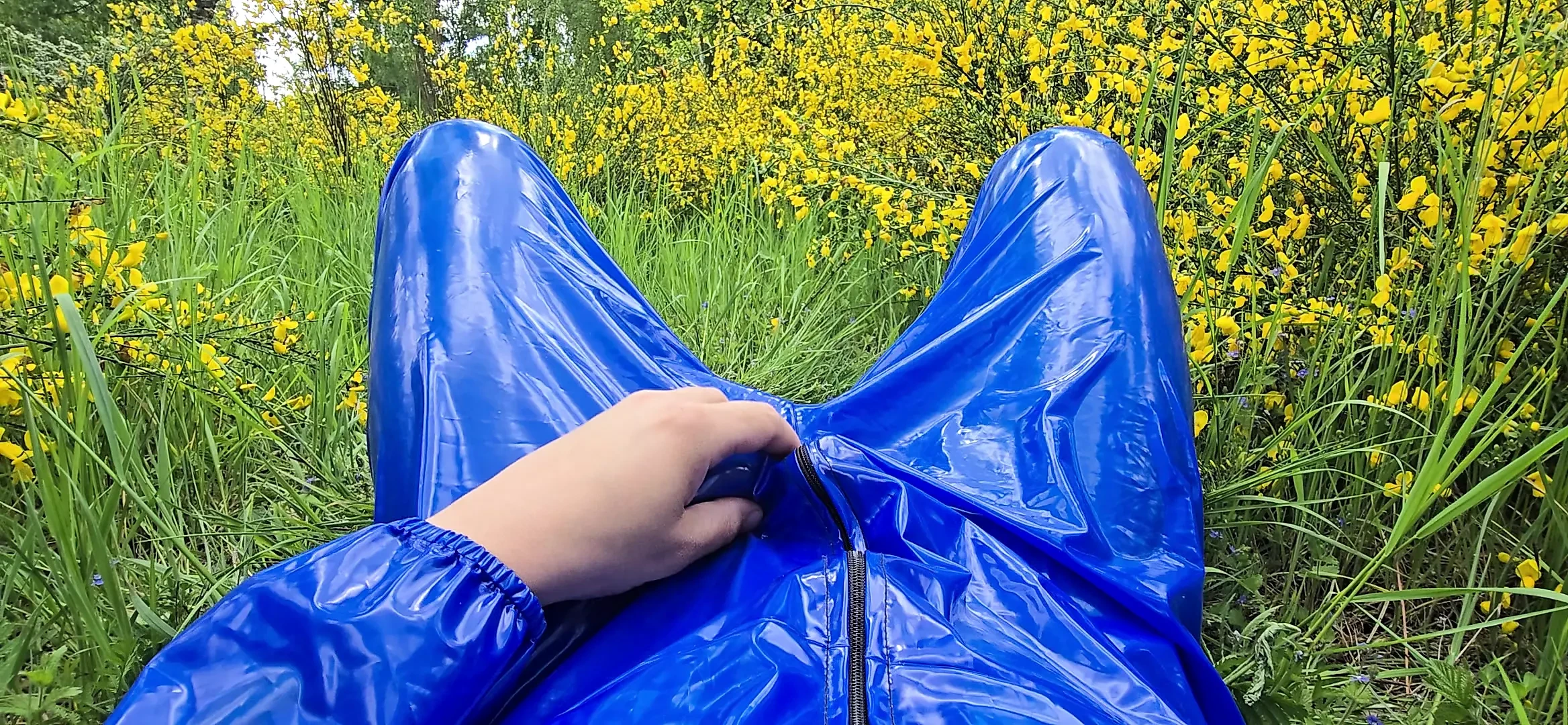 Branlette et pisse dans un costume en pvc bleu