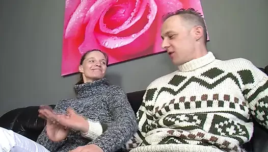 Seksi Alman genç kız ateşli üçlü grup sekste biseksüel adamla yarak paylaşıyor