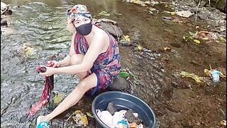 Memekku dientot sama orang asing di sungai umum