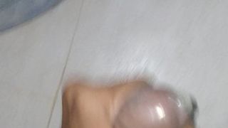 Indische jongen Sam masturbeert met condoom