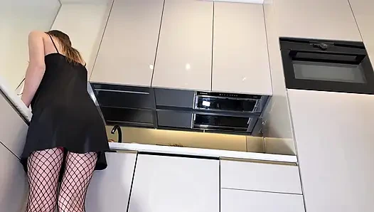 Siyah ve kırmızı file çoraplı ateşli seksi uzun bacaklı esmer evli kadın mutfakta saten gecelikle azdırıyor