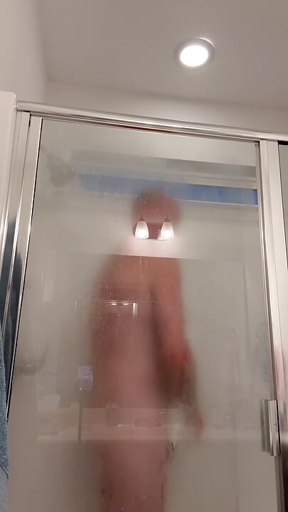 Douche et rasage, rasage des couilles notamment