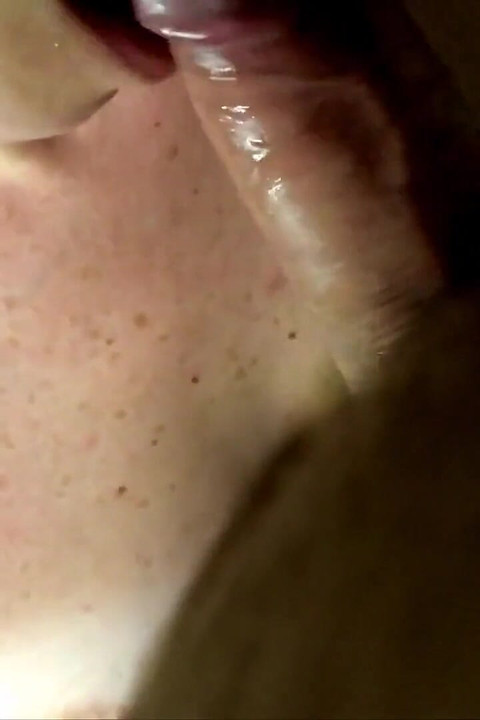 妻子戴上面具，跪下來說：我的主，讓我來取悅你...然後她用嘴唇碰到我的陰莖...