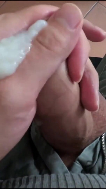 Spektakularan trenutak iz "THICK CUMSHOT - Gledaj moj ORGAZAM s gustom KOLIČINOM SPERME"