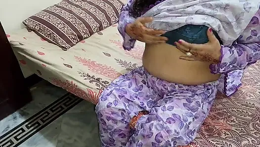Heiße indische milf-stiefmutter betrügt mit freund des sohnes