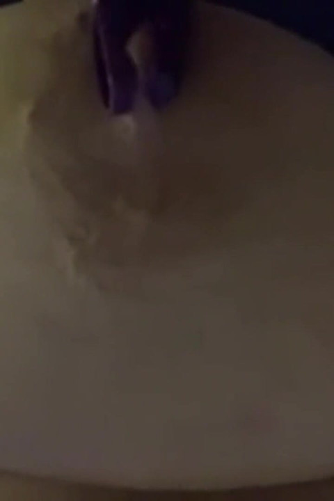 שמנה שופעת פגינג סוחטת את הציצים הגדולים שלי