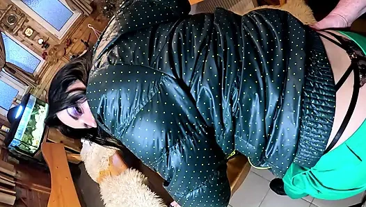 Green downjacket neckt beim rauchen, demütigung & schmutziges spermaspiel