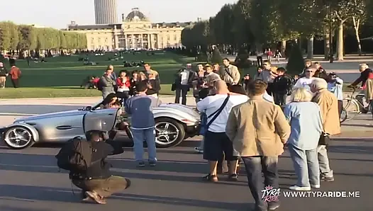 Фигуристая брюнетка-модель в бурной автомойке, фотосессия с пеной