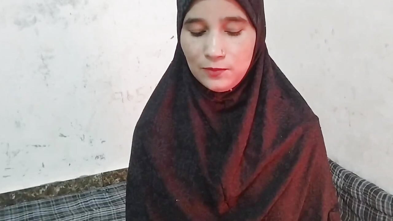 Desi aunty ko saman dene ke bahane pel diya
