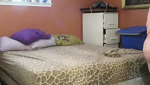 Tante super semok ini lagi asik muasin memeknya dengan dua mainan seks